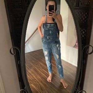 Médium wash distressed jean overalls